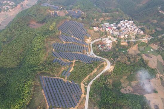 济南华洲能源申请光伏基建用跟踪式光伏支架专利有效解决了现有分布式驱动成本高、维护难及抗风能力弱的问题(图1)